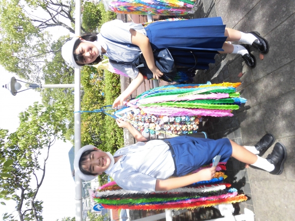 みんなで作った折り鶴も持って行きました！