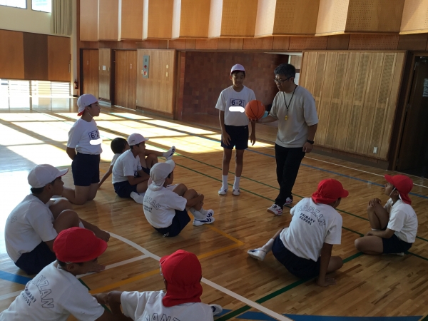 熱心にルール説明を聞いています