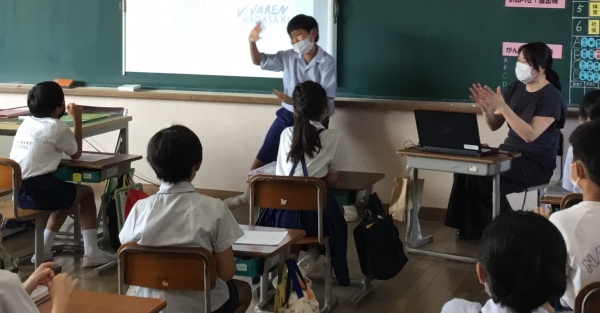 ジェスチャーも交えて