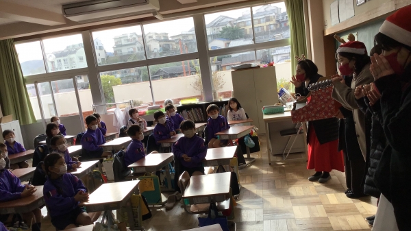 育友会のお母さま方がクリスマスのおかしのプレゼント