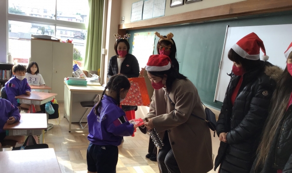 鈴をならしながら、それぞれの教室に届けてくれました