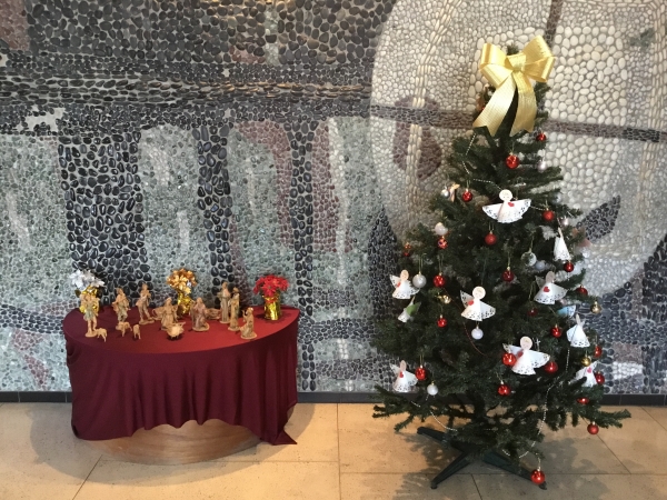 ツリーは図書ボランティアのお母さま方が飾ってくれました
