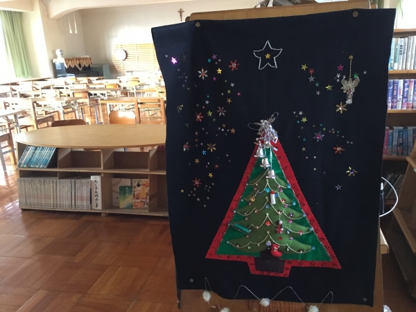 図書室にも、図書ボランティアのお母さま方がツリーの準備をしてくださいました。