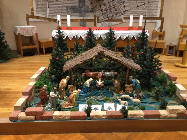 12月24日の夜のミサのとき、イエス様のご像がそっと馬小屋に置かれました