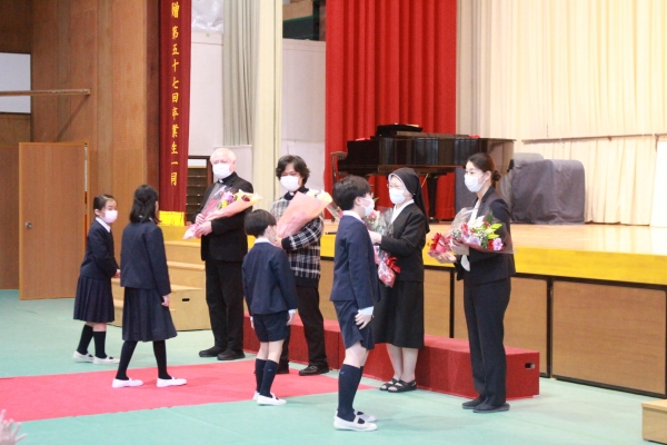 離任される神父様方、シスター、先生にお花を贈りました。
