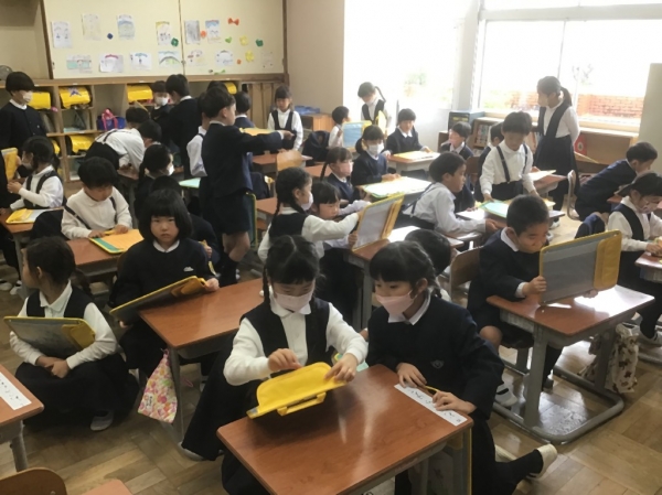 今日は2年生と学校探検に出かけます。