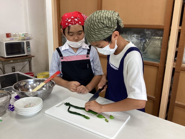 包丁にちょっと緊張気味。