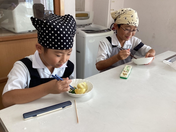 調理実習の楽しみの一つ、試食の時間。