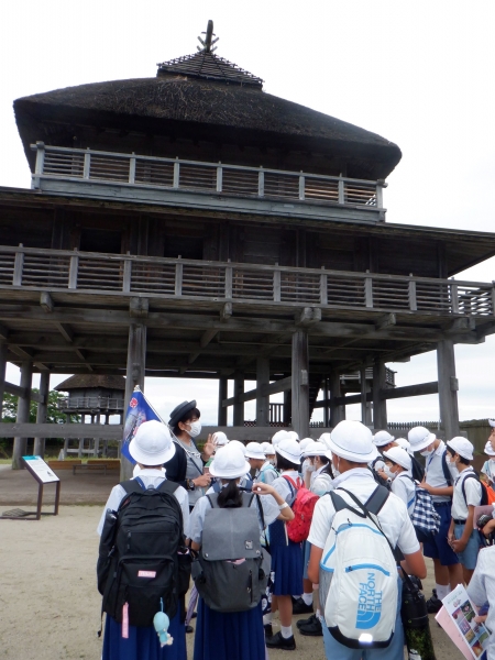 吉野ケ里歴史公園ではガイドさんのお話に興味津々でした。