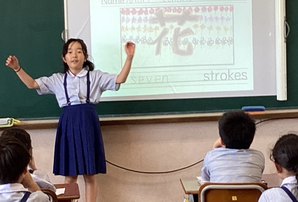 3年生は、初めてのプレゼンテーション　好きな漢字とその画数を英語で発表！