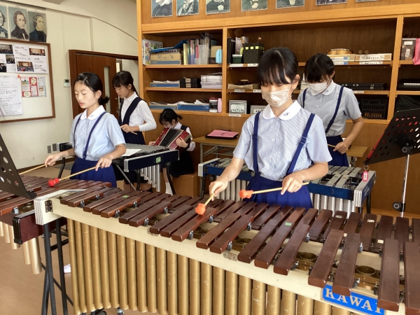 昼休みも練習しています。