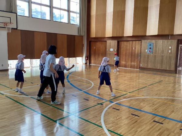 休み時間は子どもたちと一緒に遊んですごしました。