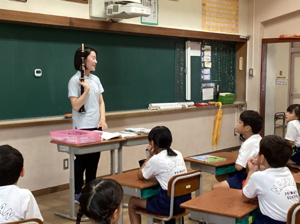 子どもたちは演奏を嬉しそうに聞いていました。