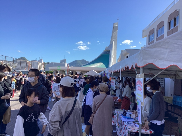 校庭には、たくさんのお客様