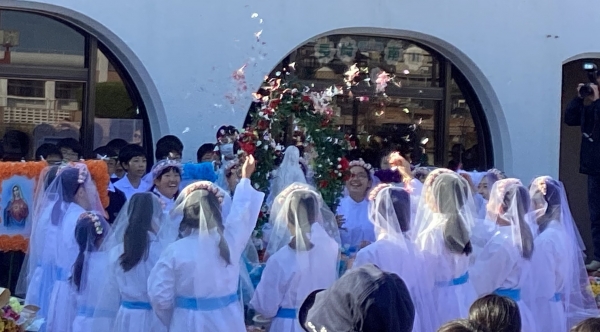 笑顔こぼれる６年女子の花まき娘たち