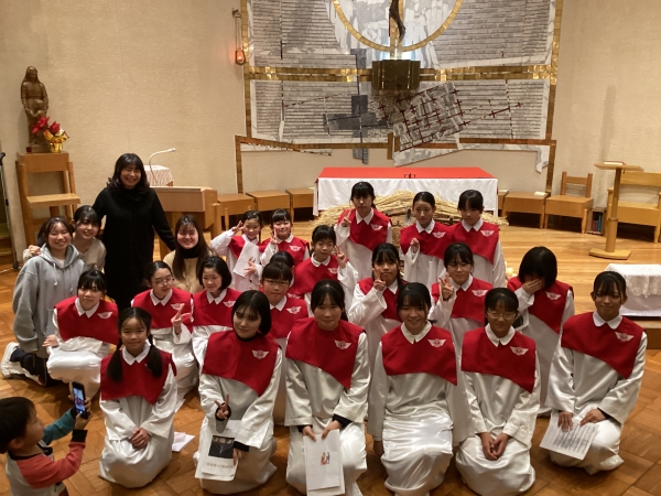 この夜のミサでは、3年生以上と卒業生とで聖歌の奉仕と歌のプレゼントをしました。