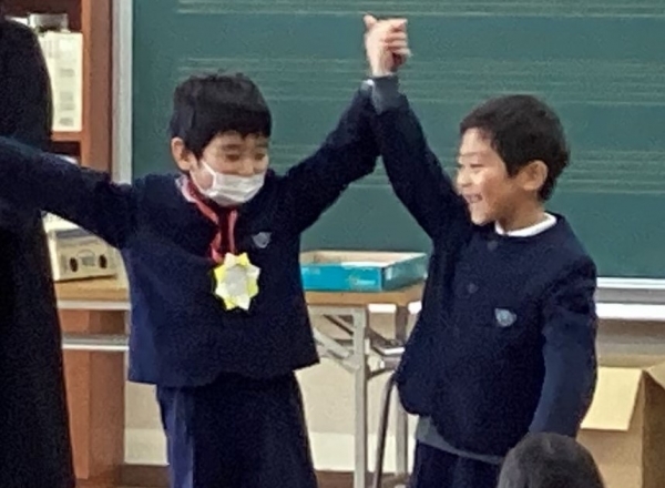 すてきなメダルは、５・６年生の手作りです。来年もなかよく歌いましょう！