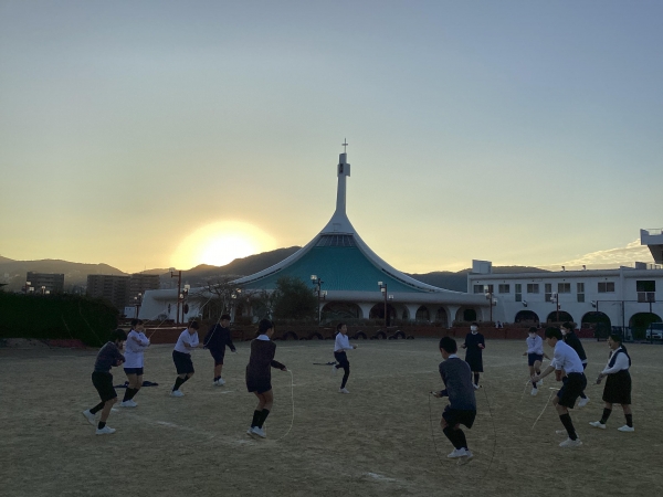 みんなで円になってなわとび。