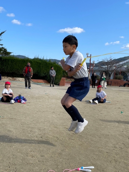 3年生のきれいな交差跳び
