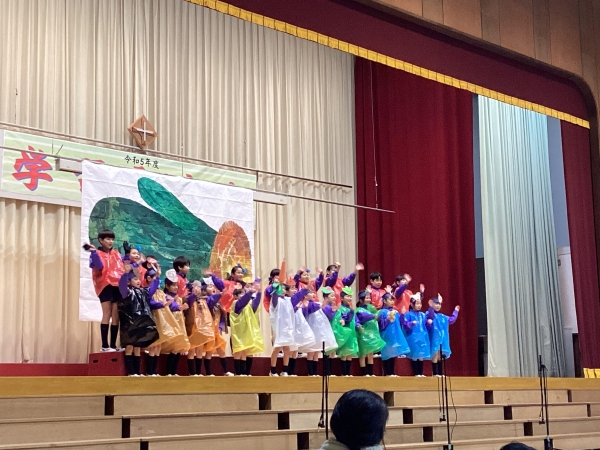 【英語】『The Mitten』の英語劇を熱演!(2年1組)