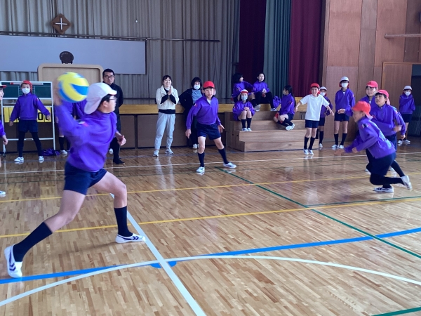 投げる方も逃げる方も本気です。