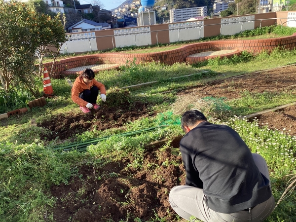 先生たちは畑も耕して準備をしていましたよ