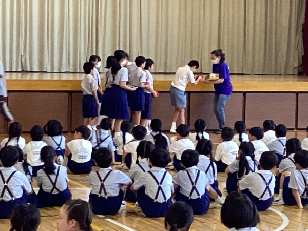 長崎わんにゃん会の方に直接募金をお渡しすることができました