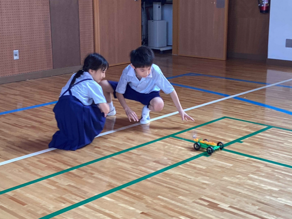 ゴムと風の力で動く車を作ったよ！