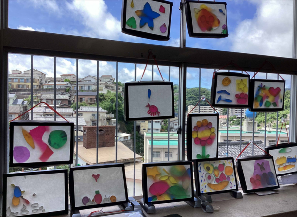 光を透かして見ると作品が出来上がるよ！