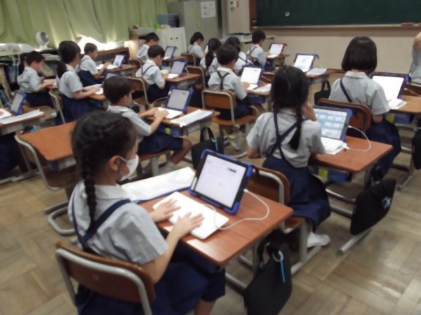 興味津々の子どもたちです。