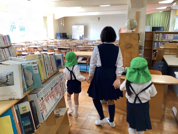 学校探検で図書室へ！こんなに広いんだ…