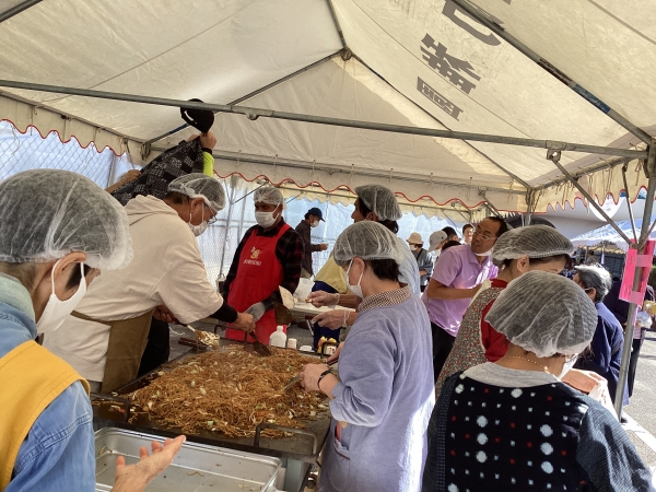 神父様方による焼きそばもおいしそうです