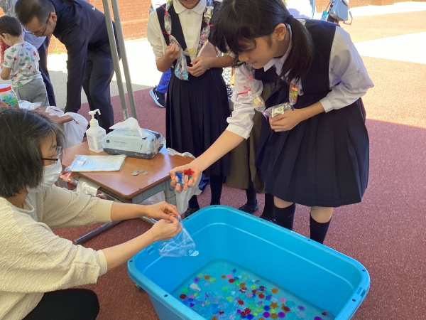 教会の青年会による宝物つかみも楽しそうです
