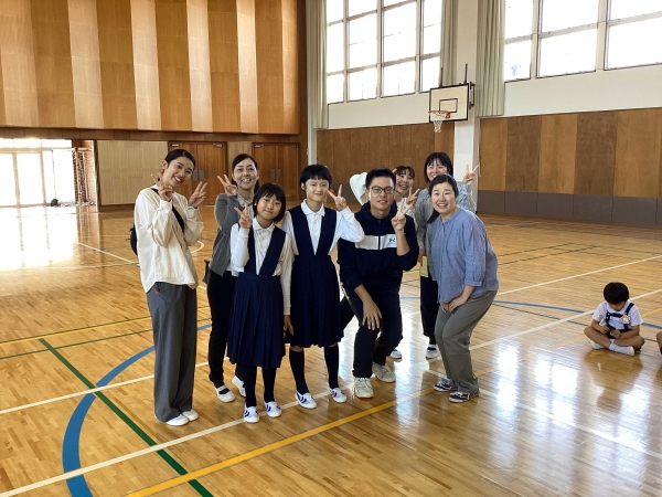 百合幼稚園の先生方と卒園生で記念写真！