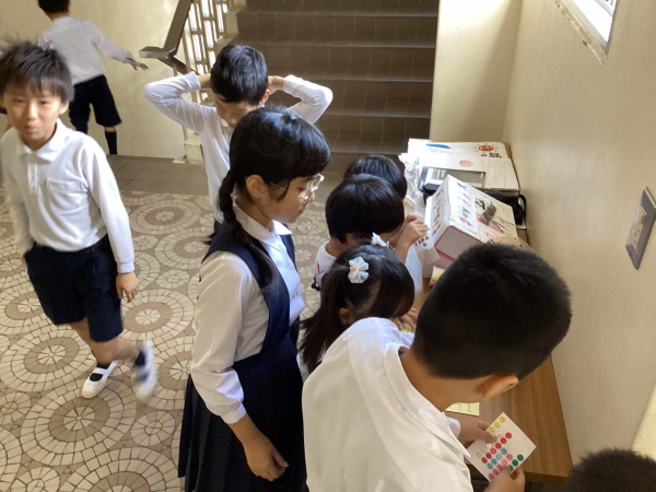 学校探検3階！お宝シールみいつけた！