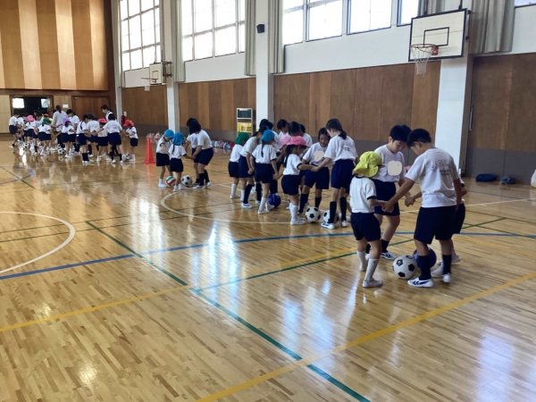 手を繋いでボールをキープ！少しずつ動けるかも...