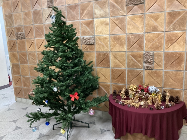 「徳の花」を捧げながら、クリスマスを待ち望みツリーの飾りも少しずつ増やします。