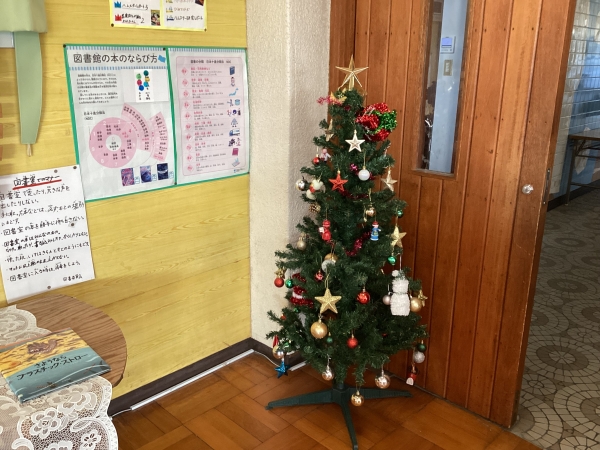 図書室のツリーもすてきです