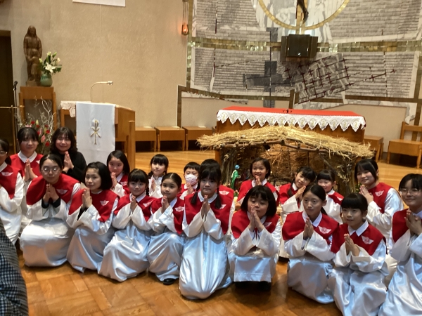 卒業した先輩たちとも一緒にお祈りをしたあと、記念撮影をしました