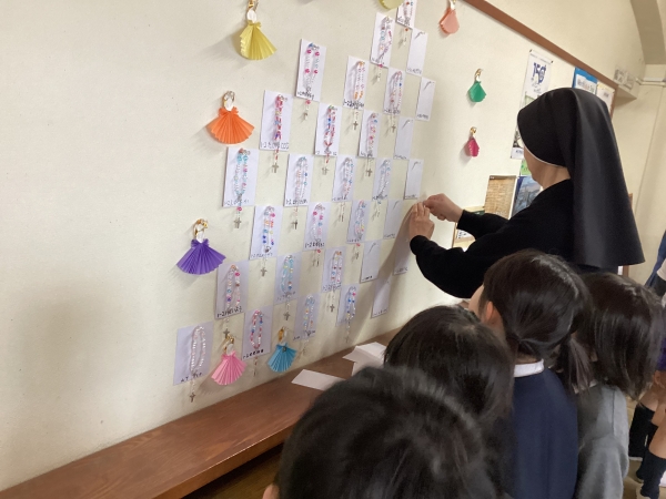 シスターと一緒に作ったミニロザリオ、飾るときもそばで見ていたいなあ