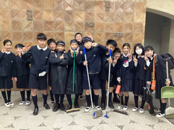 １月から、毎朝、昇降口の掃除を自主的にしてくれました。始まりは2人の兄弟から、卒業式前日にはこんなにたくさんの仲間たちが！