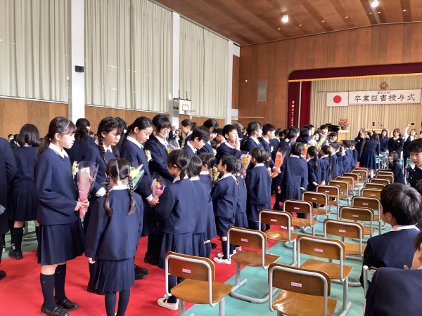 卒業式後には、かわいい1年生から花束のプレゼント