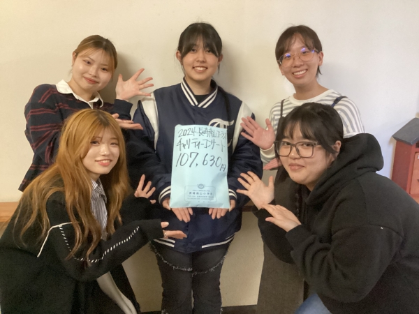 一緒に歌ったりお世話をしてくれたりした卒業生が募金の集計も手伝ってくれました