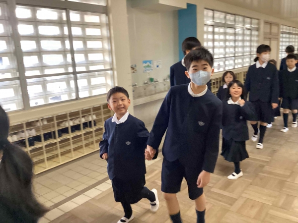 手をつないでのお散歩は楽しいな♪