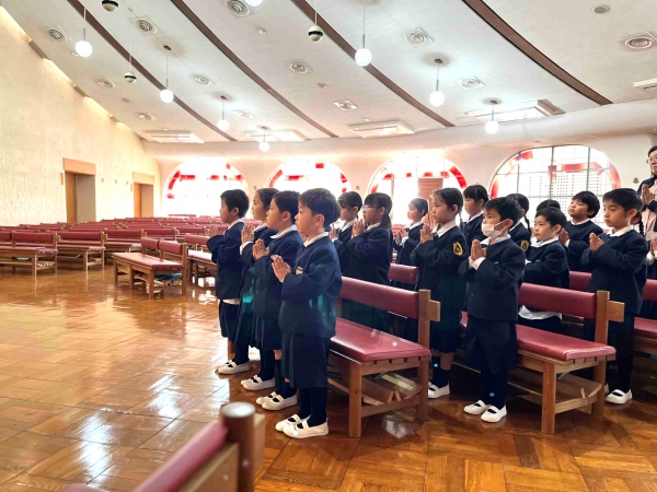 手を合わせてお祈りをします