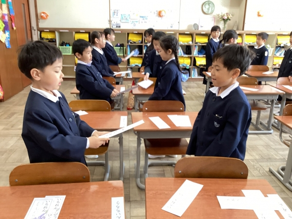 自分の名前を書いた名刺を渡します