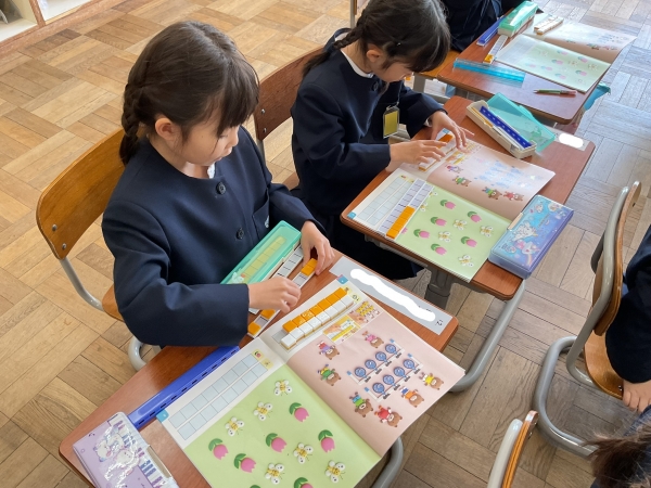 ブロックを使いながら「どちらが多いかな？」