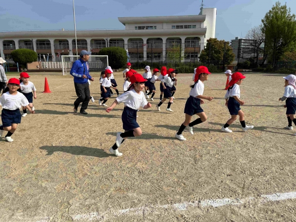 「そーれ、南山!」のかけ声に合わせて走ります