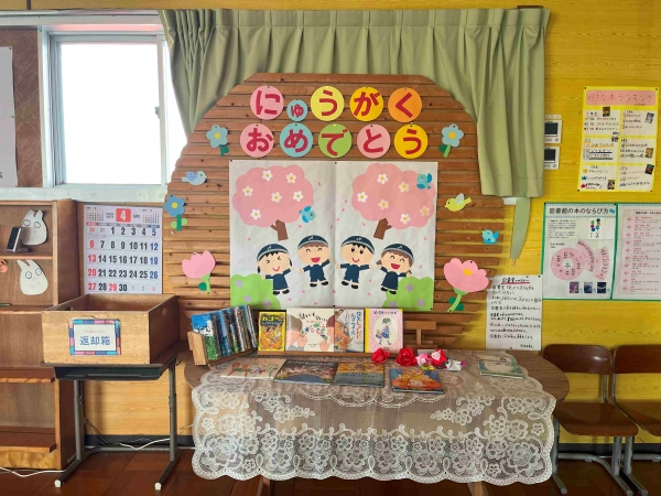 図書室にも１年生をお祝いする飾りを飾ってもらっていました