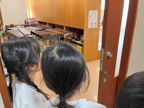 ここは音楽室。４年生が聖歌を歌っているよ。